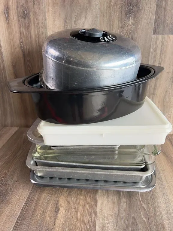 Assorted Bakeware & Cake Carrier Set