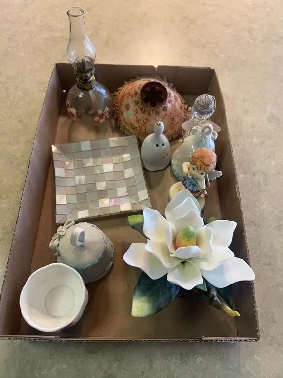 Miniature Oil Lamp & Porcelain Flower Lot