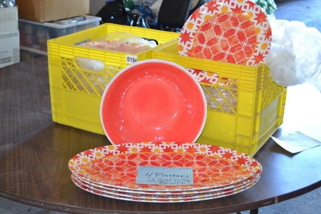 Matching plastic serving set