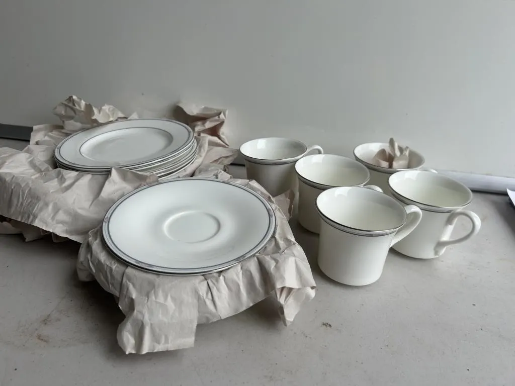 Porcelain dinnerware set: plates, saucers & cups