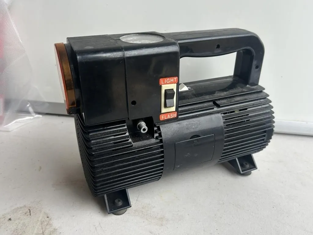 Motomaster 200PSI Deluxe 12V Air Compressor