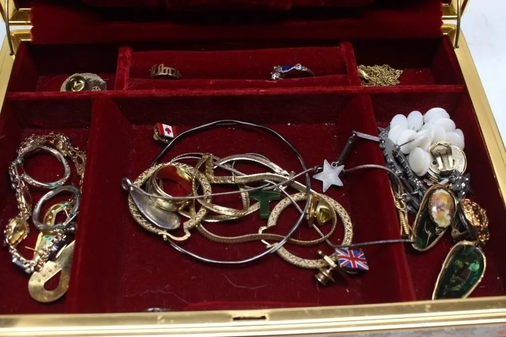 Costume jewellery box: bracelets, rings, pins &
