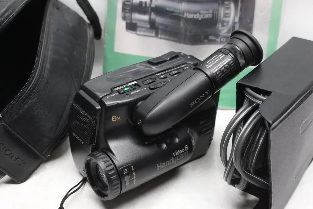 Sony Video 8 Handycam CCD-TR4 Camcorder with Case