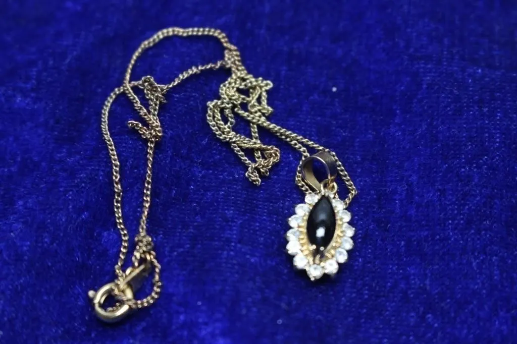 Black onyx pendant with goldtone knotted necklace