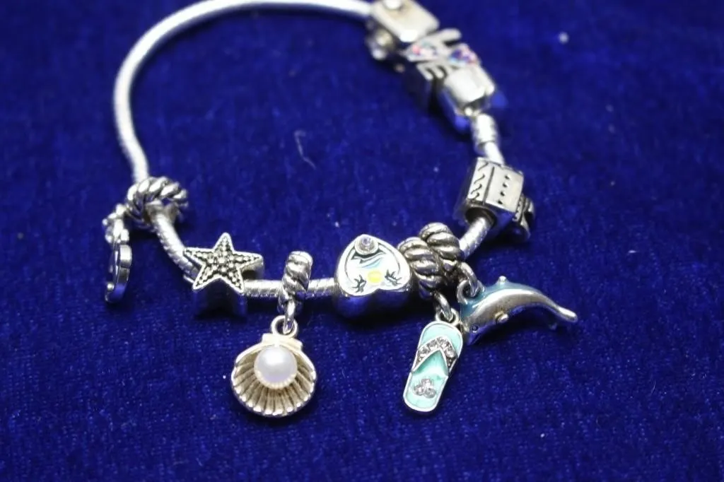 Sterling silver bracelet with charms, 33.30 grams