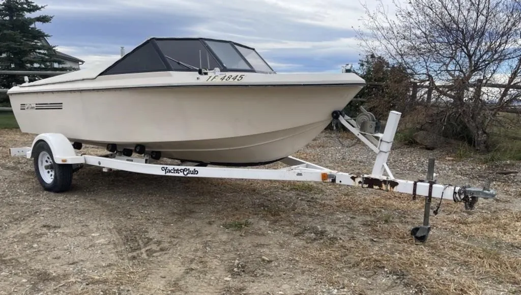 17' Cal-Glass Boat & 1997 Yacht Club Trailer