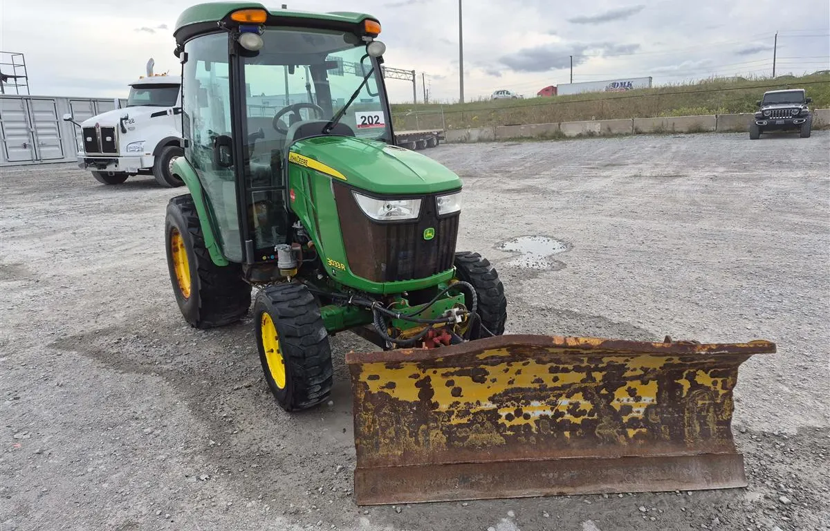 2017 John Deere 3033R Tractor w/ Snow Blade
UNRESERVED