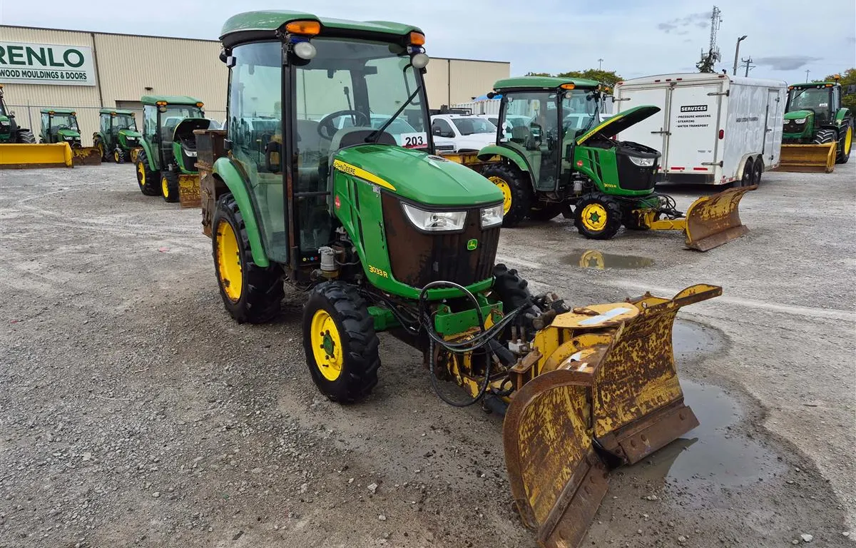 2017 John Deere 3033R Tractor w/ Snow Blade & Spreader
UNRESERVED
