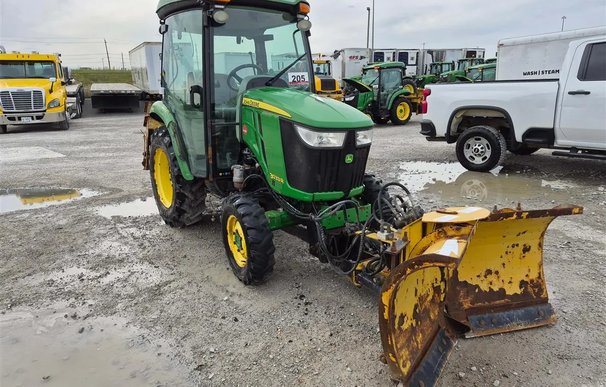 2016 John Deere 3033R Tractor w/ Snow Blade & Spreader
UNRESERVED
