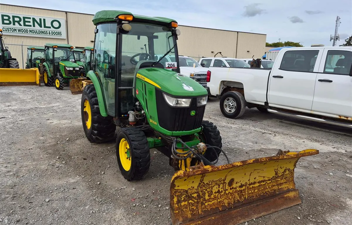 2015 John Deere 3033R Tractor w/ Snow Blade & Spreader
UNRESERVED
