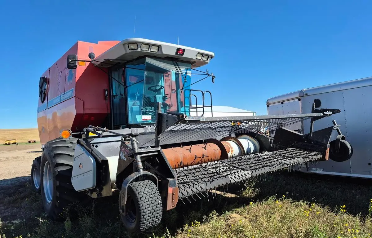 1998 Massey Ferguson 8680 Combine w/ Pickup Header (Non-Runner)
UNRESERVED