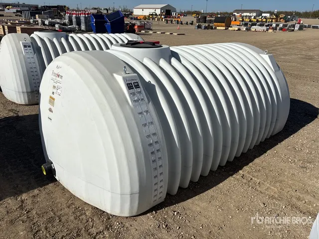 Free Form 1350 gal Poly Heavy Duty Gen II Low Profile Blemished Water Tank (Unused)