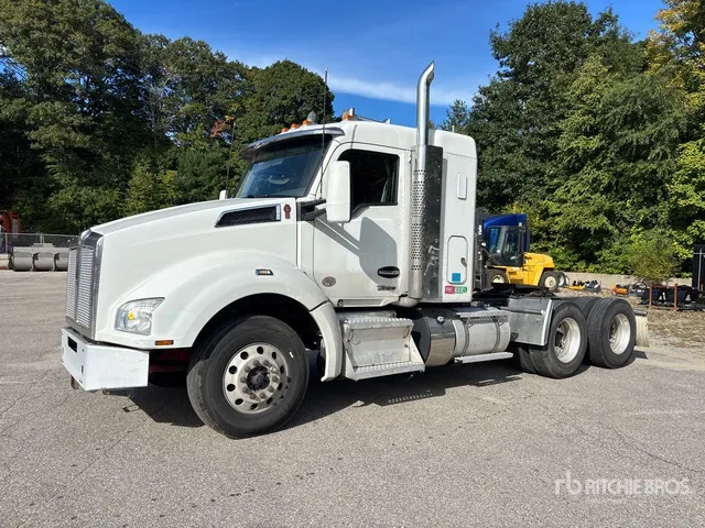 2022 Kenworth T880 6x4 T/A Sleeper Truck Tractor