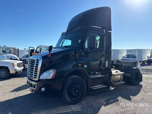 2017 Freightliner Cascadia 113 4x2 S/A Day Cab Truck Tractor