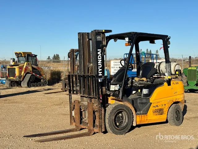 2021 Hyundai 30L-9A 5890 lb Pneumatic Tire Forklift