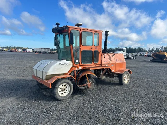 2005 Broce RJ350 Self-Propelled Broom