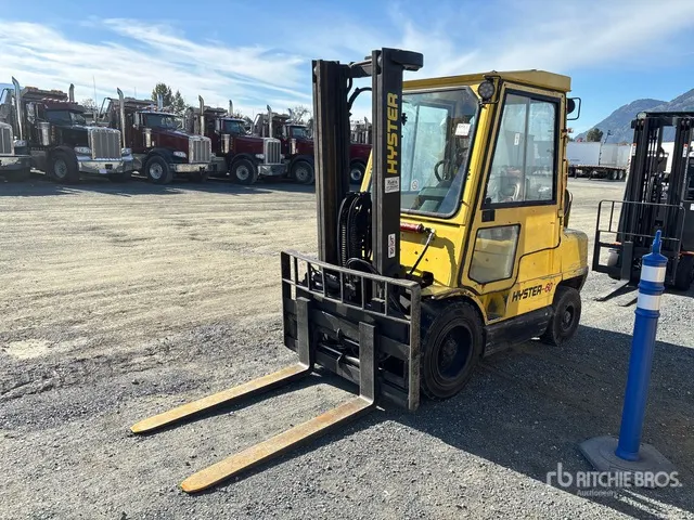 Hyster H60XM 5500 lb Pneumatic Tire Forklift (Inoperable)