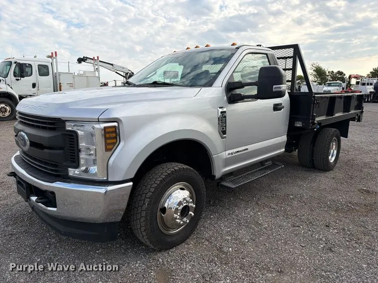 2019 Ford F350 Super Duty flatbed pickup truck