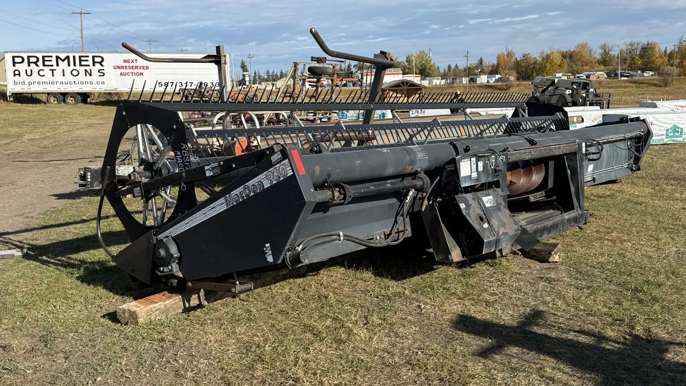 1995 Macdon 25' 960 with New Holland TR Adapter