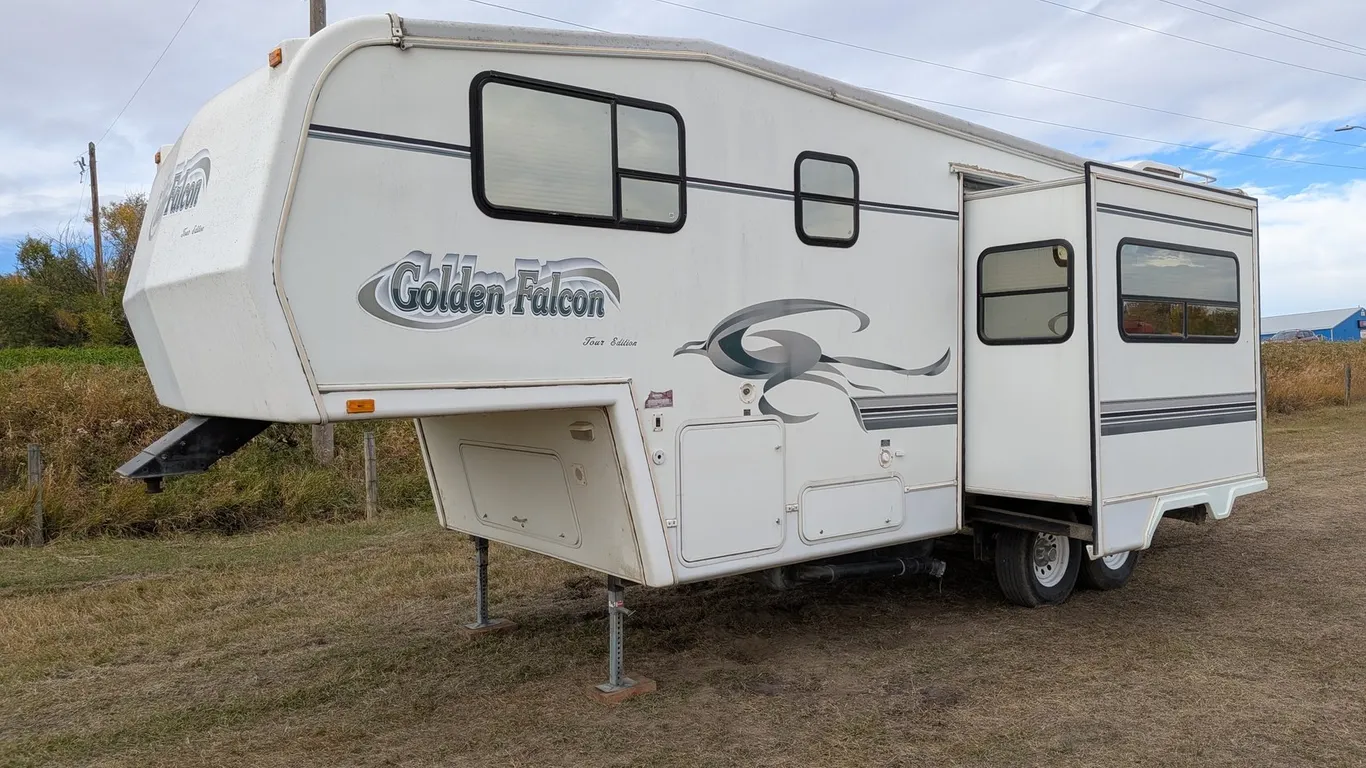2000 Golden Falcon Tour Edition 28' Fifth Wheel T/A Travel Trailer