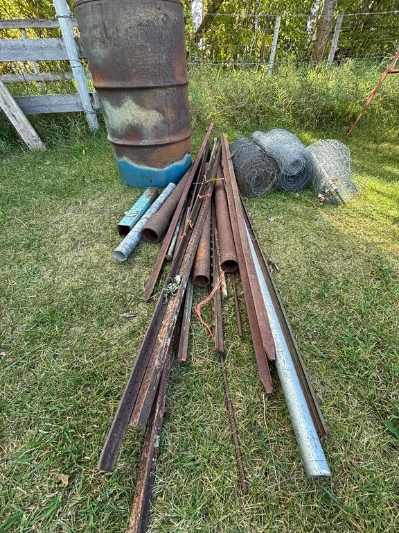 L/O ASSORTED STEEL PIPE, PINS, 4 ROLLS OF CHICKEN WIRE, BURN BARREL