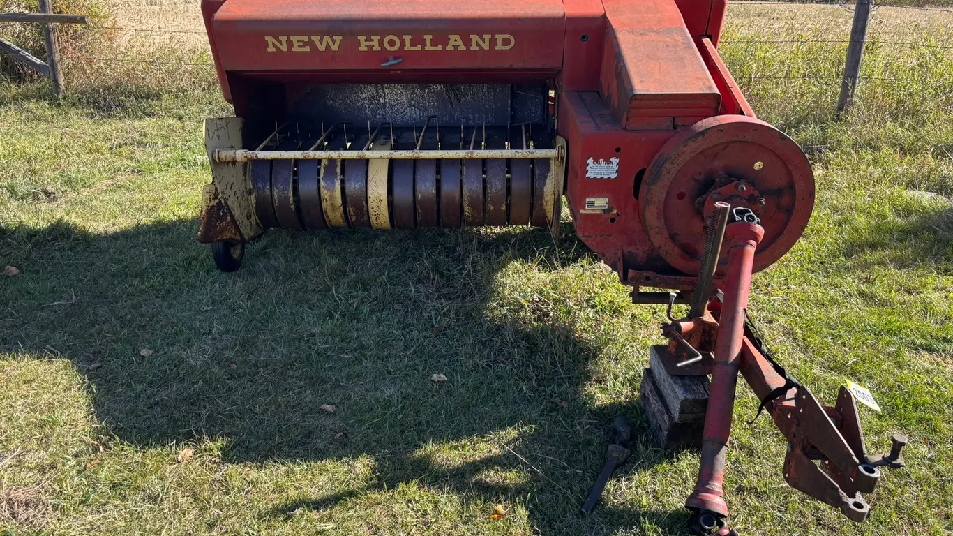 NEW HOLLAND 270 HAYLINER SQUARE BALER, STANDARD KNOTTERS, BUILT FOR SISAL TWINE, 540 PTO, BALE LENGTH 12" TO 54" **UNIT USED THIS SEASON. GREAT RUNNIN