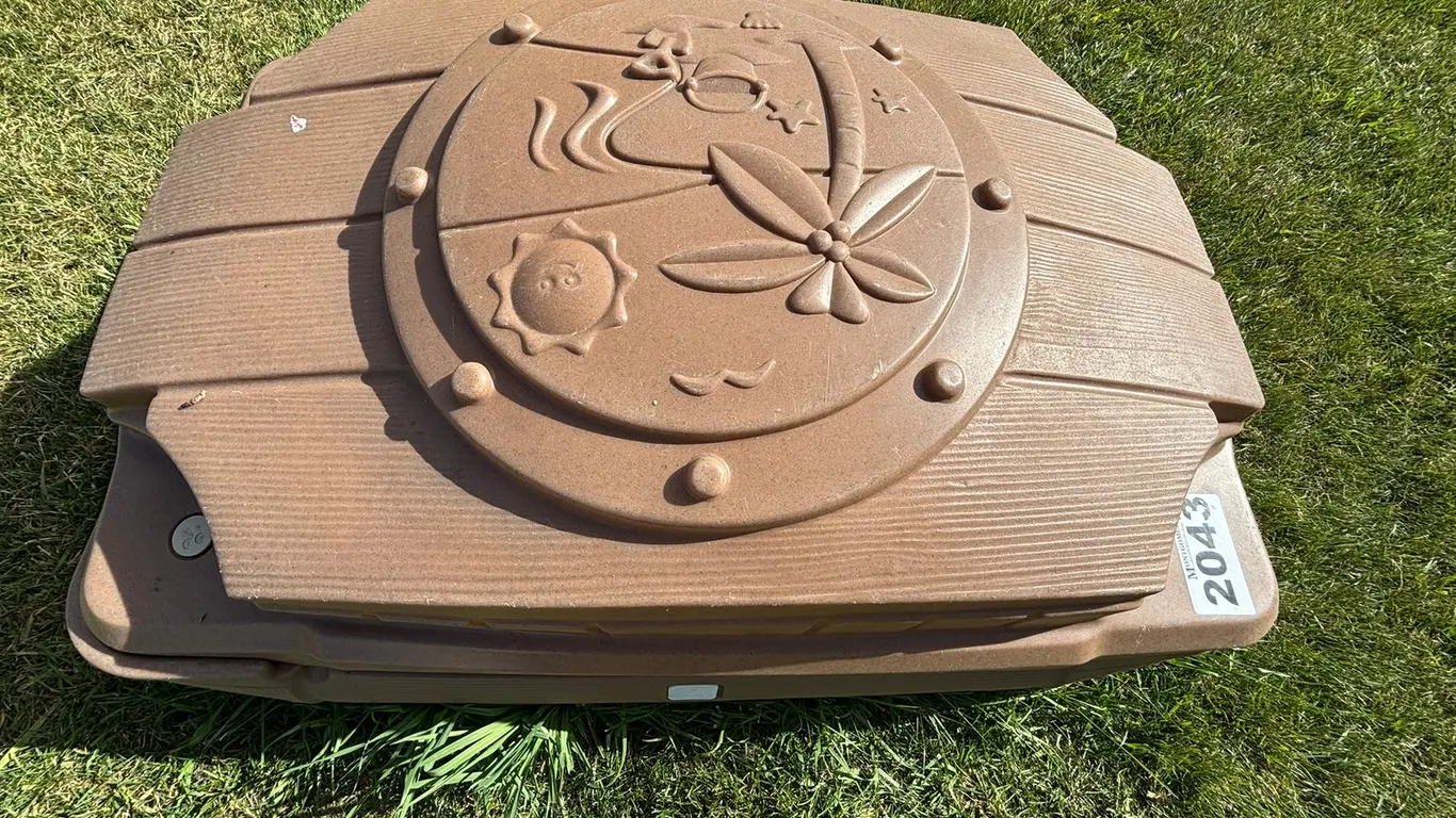 COVERED CHILDREN'S SANDBOX 27"X41"