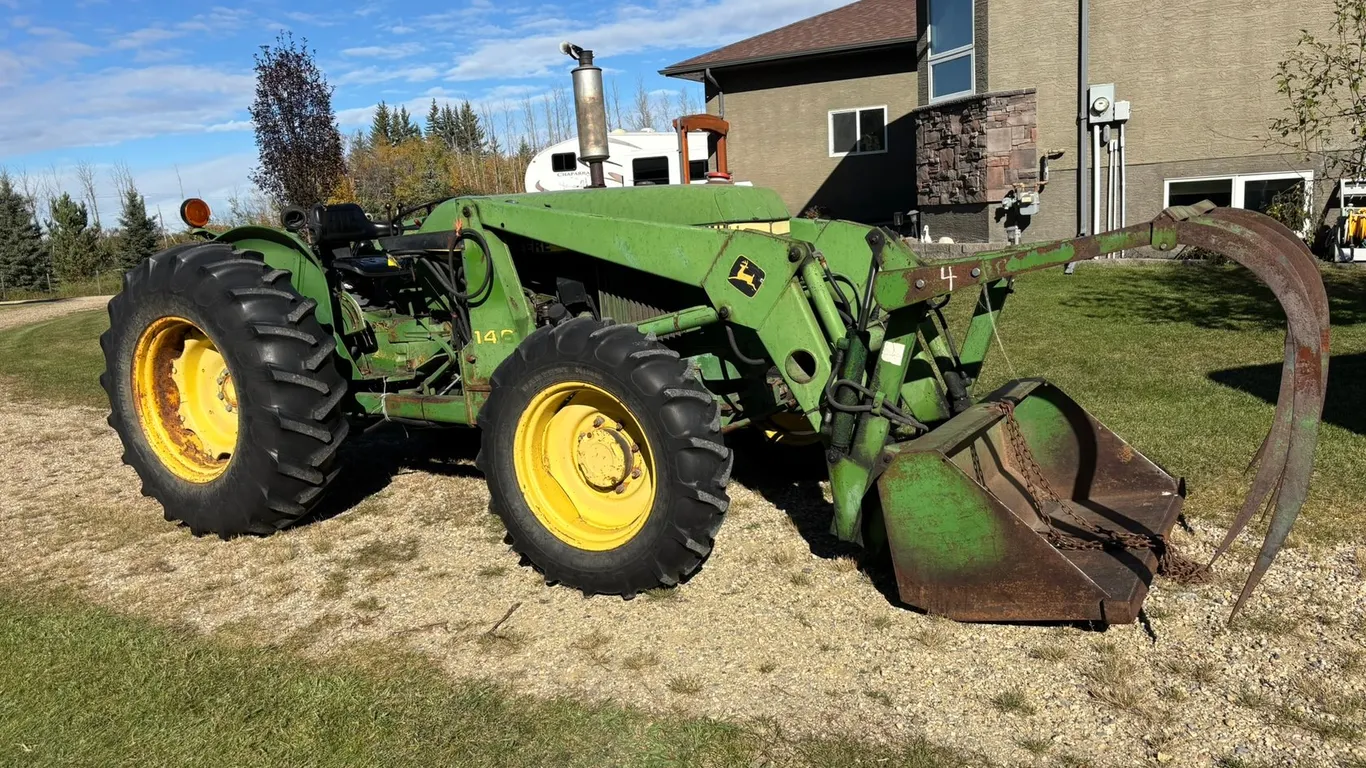 JOHN DEERE 1840 FWA TRACTOR W/ JD 146 FEL AND GRAPPLE, 70 HP, 3.9L 4 CYL. DIESEL ENG., 3-PT HITCH, REMOTE HYD., 540 PTO, DRAWBAR, 9839 HOURS SHOWING