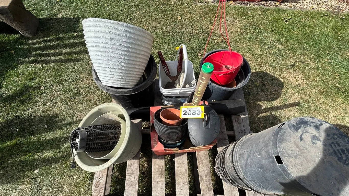 L/O ASSORTED GARDEN SUPPLIES