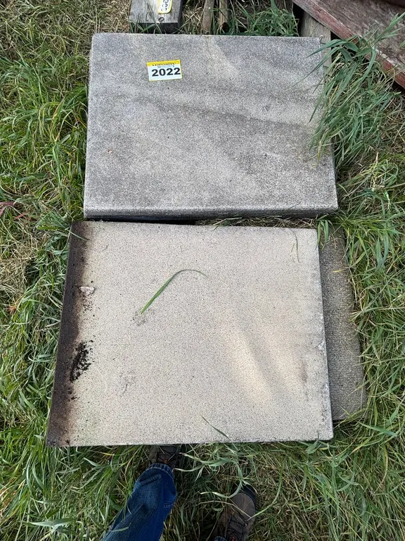 L/O ASSORTED PRECAST CONCRETE PATIO BLOCKS