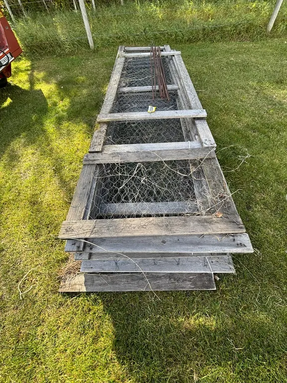 GARDEN FENCE PANELS W/ REBAR POSTS - (8) 12FT X 3FT. (1) 8FT X 3FT, (1) 6FT X 3FT, (1) 2FT X 3FT