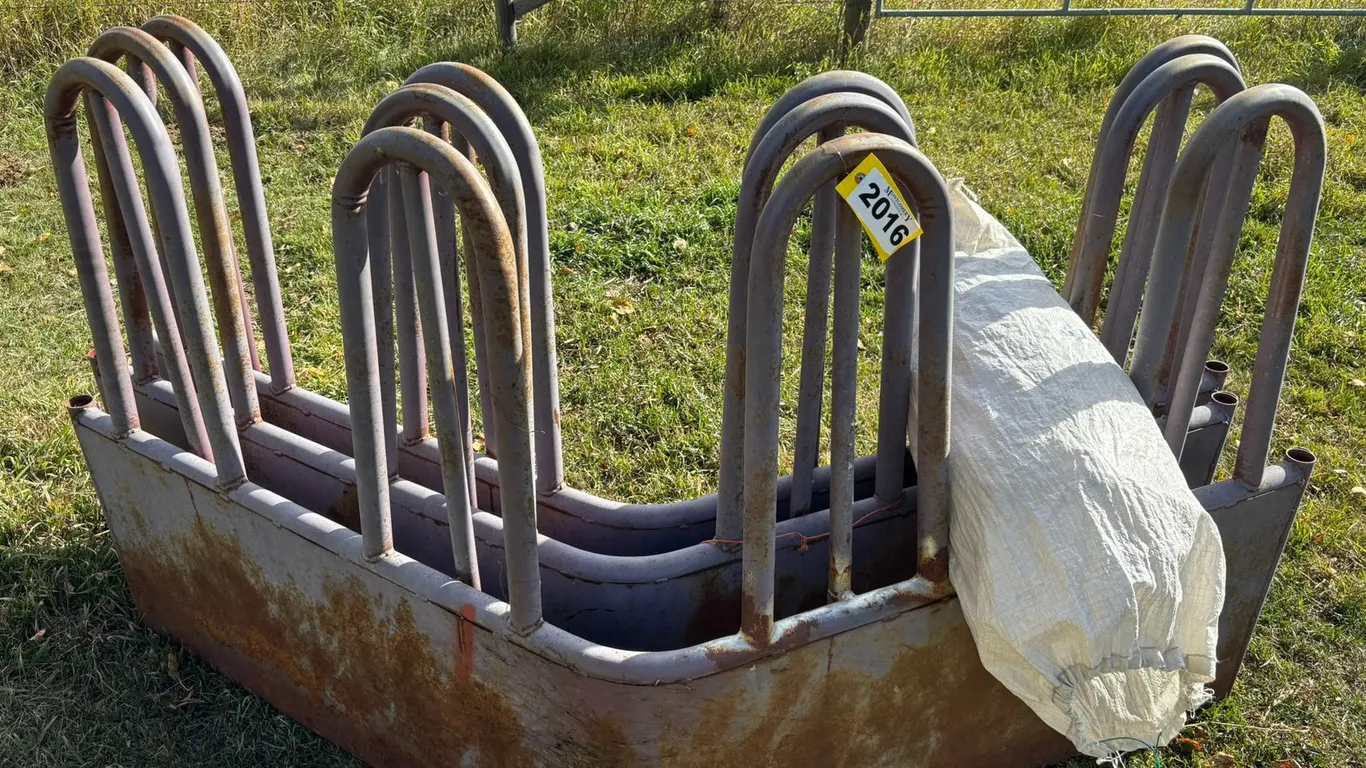 3-PC ROUND BALE FEEDER (PINS ARE LOCATED BEHIND BALES)