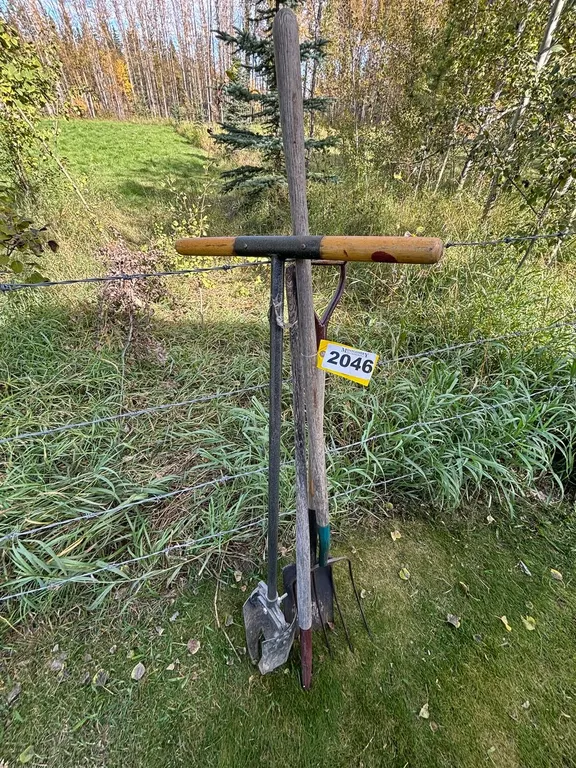 L/O SHINGLE SHOVEL, STRAW FORK & POST HOLE DIGGER