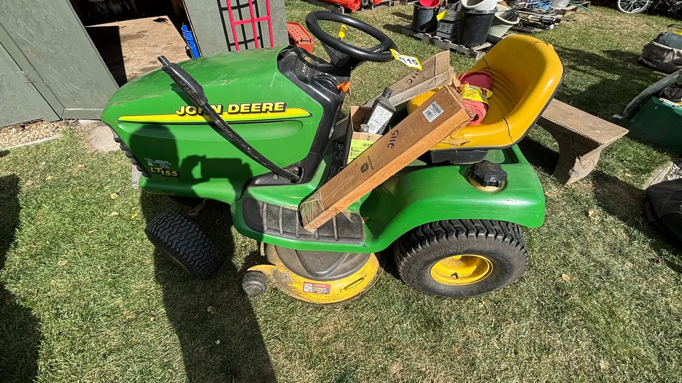 JOHN DEERE LT155 RIDE-ON GARDEN TRACTOR, 15HP OHV, 42" MOWER DECK