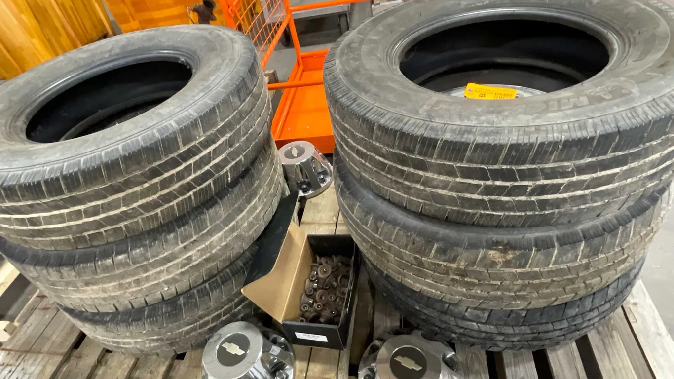 17" Chevrolet Dually Aluminum Wheels with Tires (Wall E)