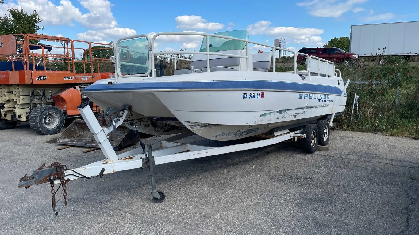 Bayliner Rendezvous 21' Deck Boat (No Title) (OF)