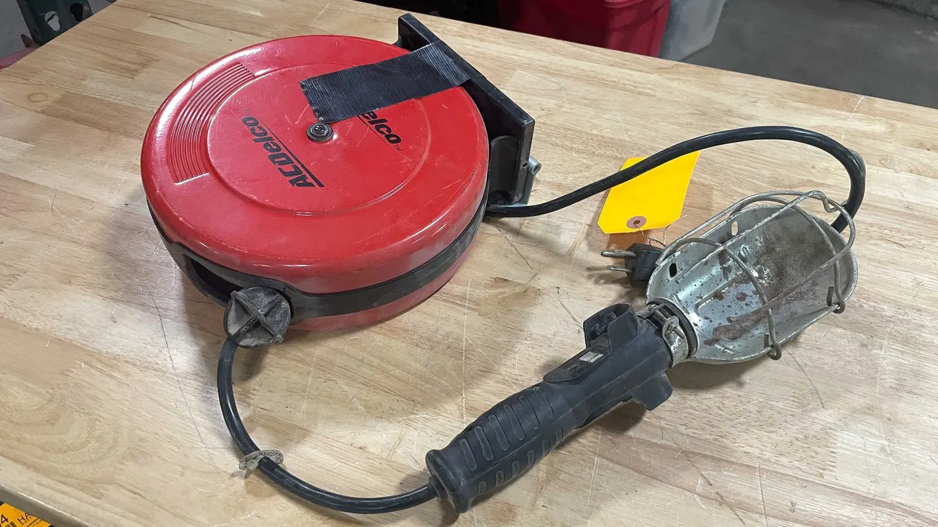 Retractable Shop Light (PR20)
