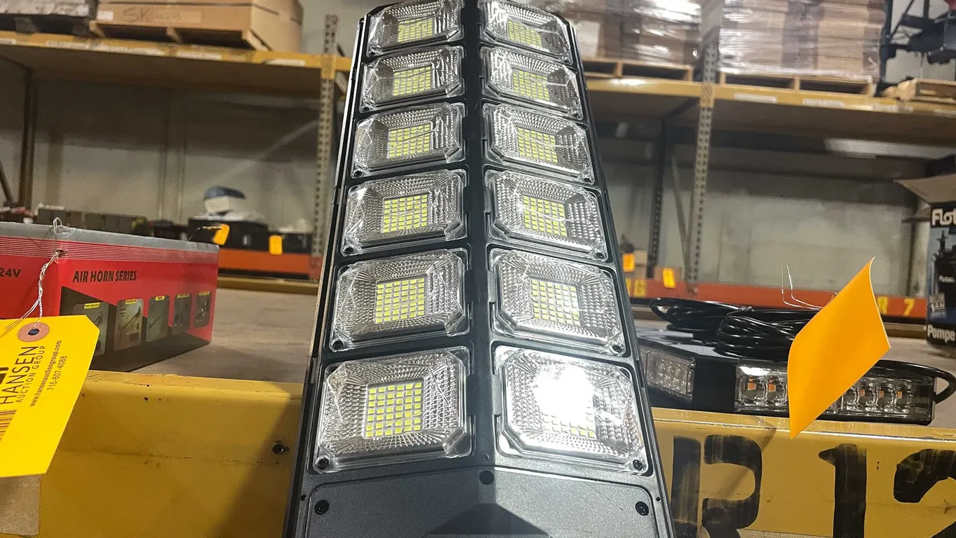 Solar LED Parking Lot or Yard Light (PR12)