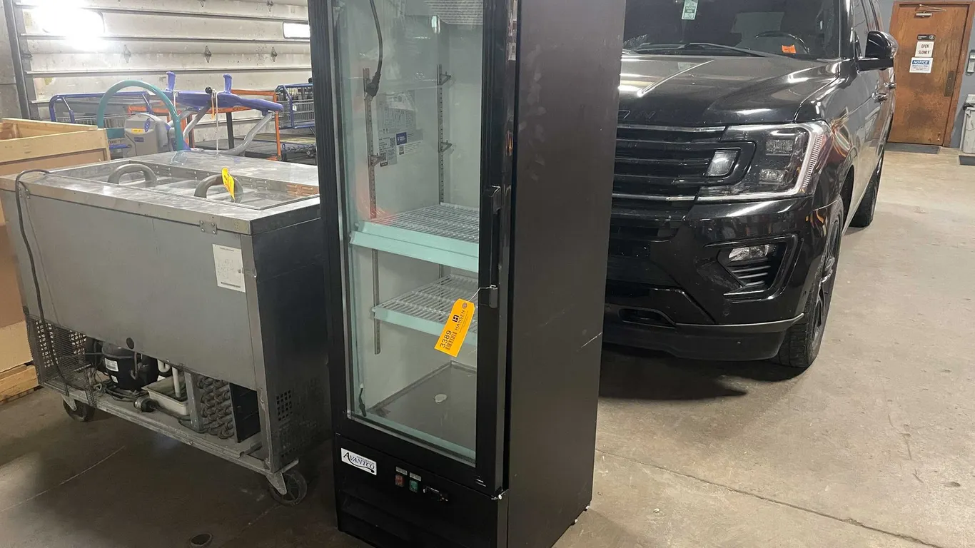 Avantco Commercial Upright Refrigerator (D)