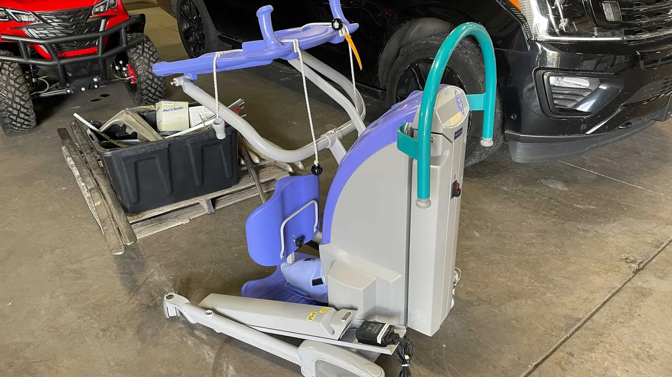 Arjo Sara Plus Sit to Stand Lifting Aid (D)