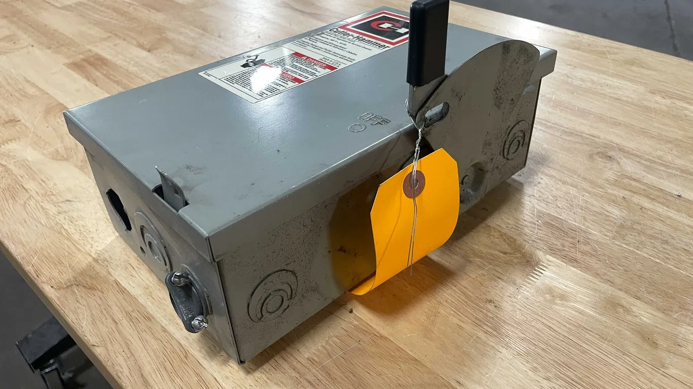 Cutler Hammer 30 Amp Disconnect (PR9)
