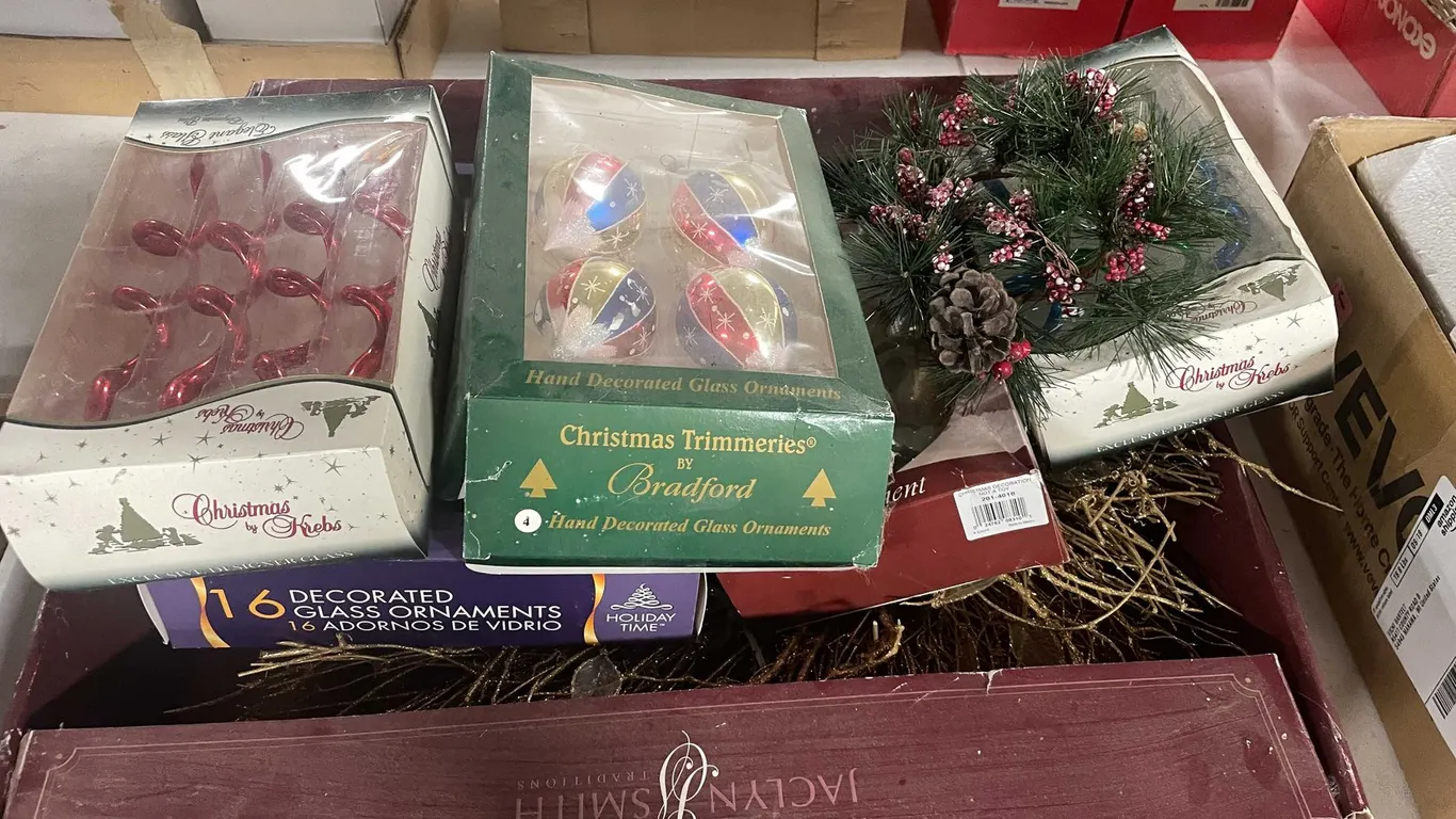Christmas Ornaments and Wreaths (T6)