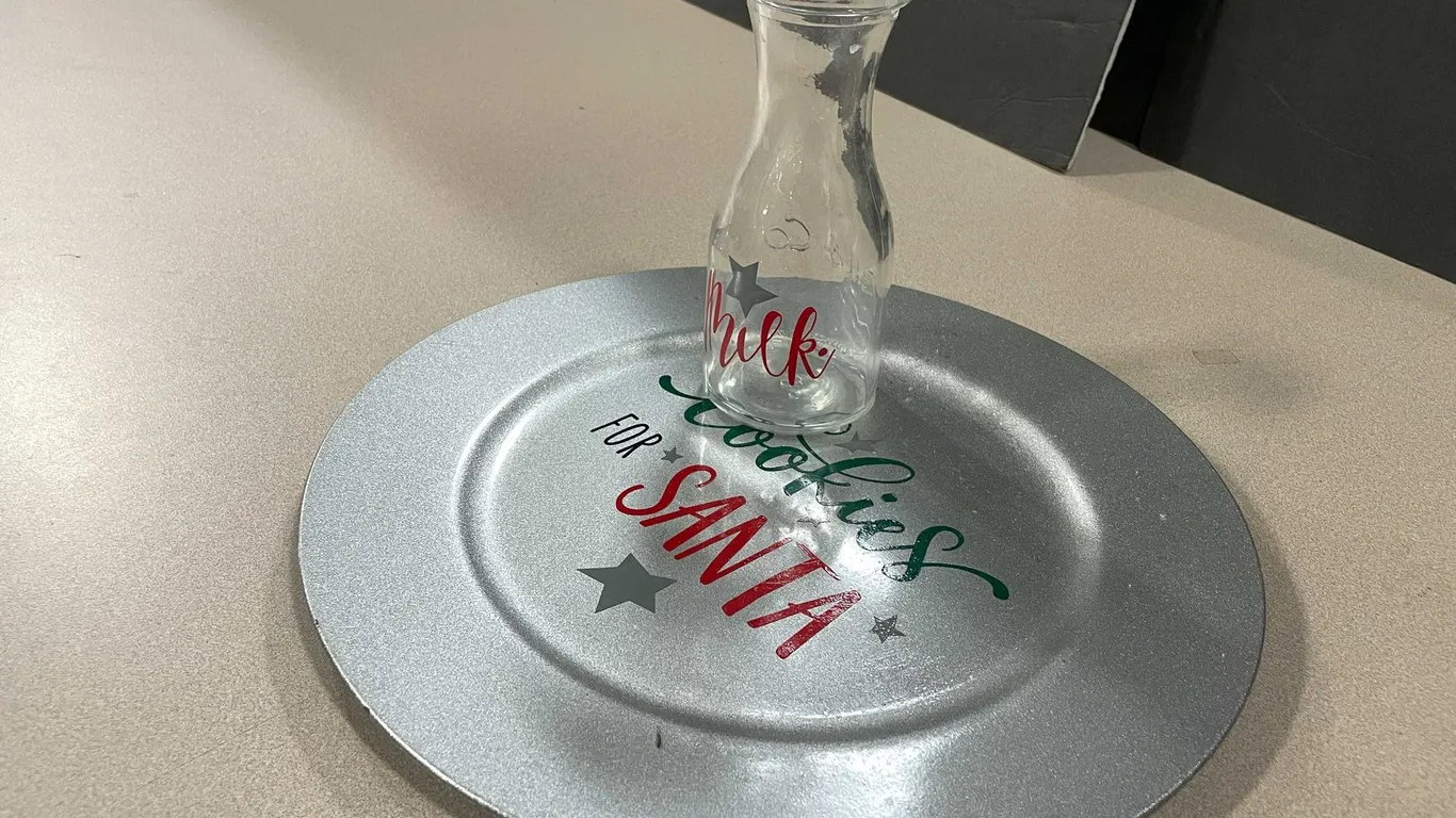 Santa Cookie Plate with Milk Glass (T3)