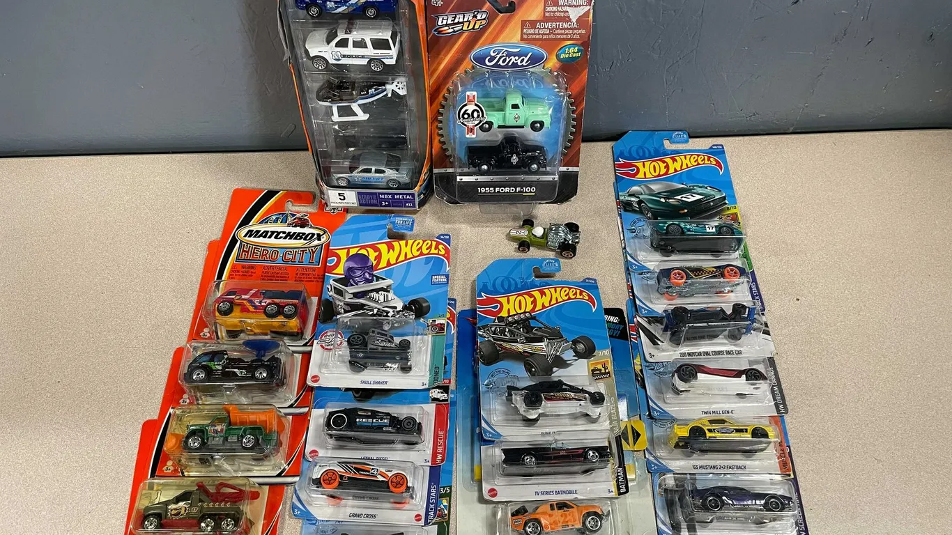 Matchbox and Hot Wheels Cars (T3)