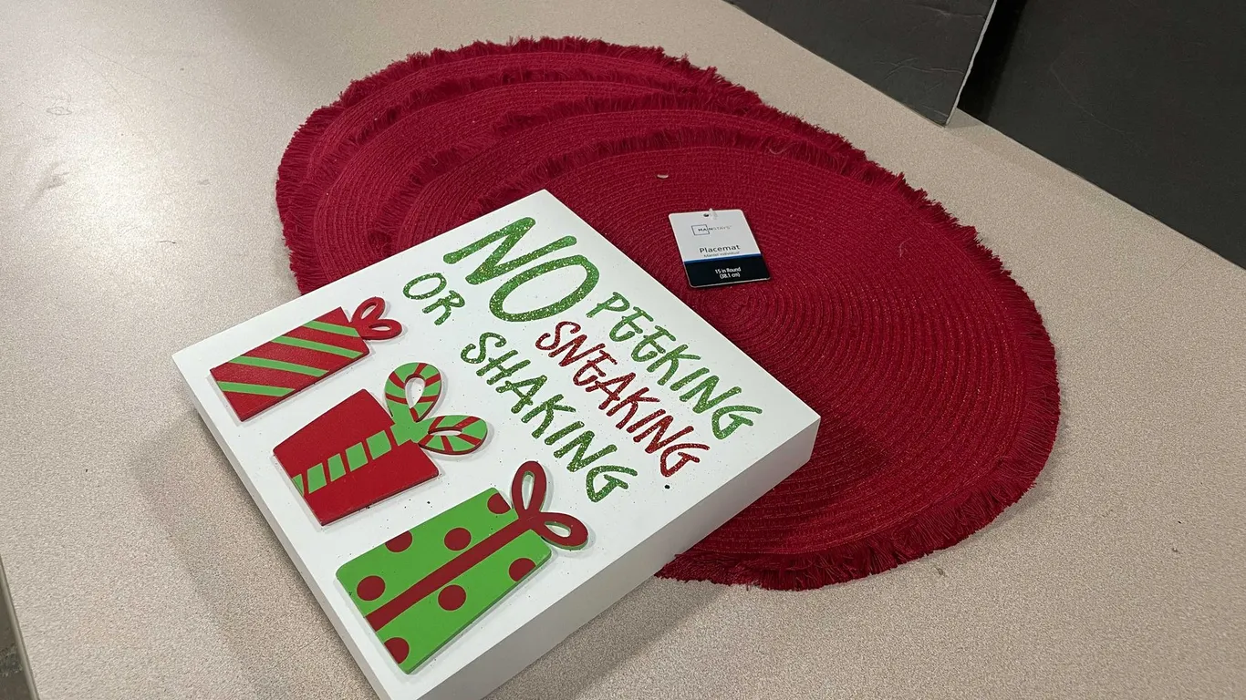 Holiday Sign and Placemats (T3)