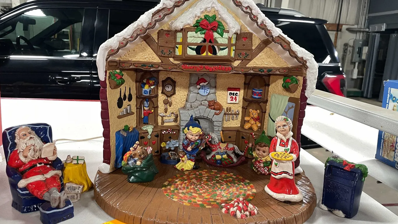 Vintage Ceramic Santas Workshop (T2)