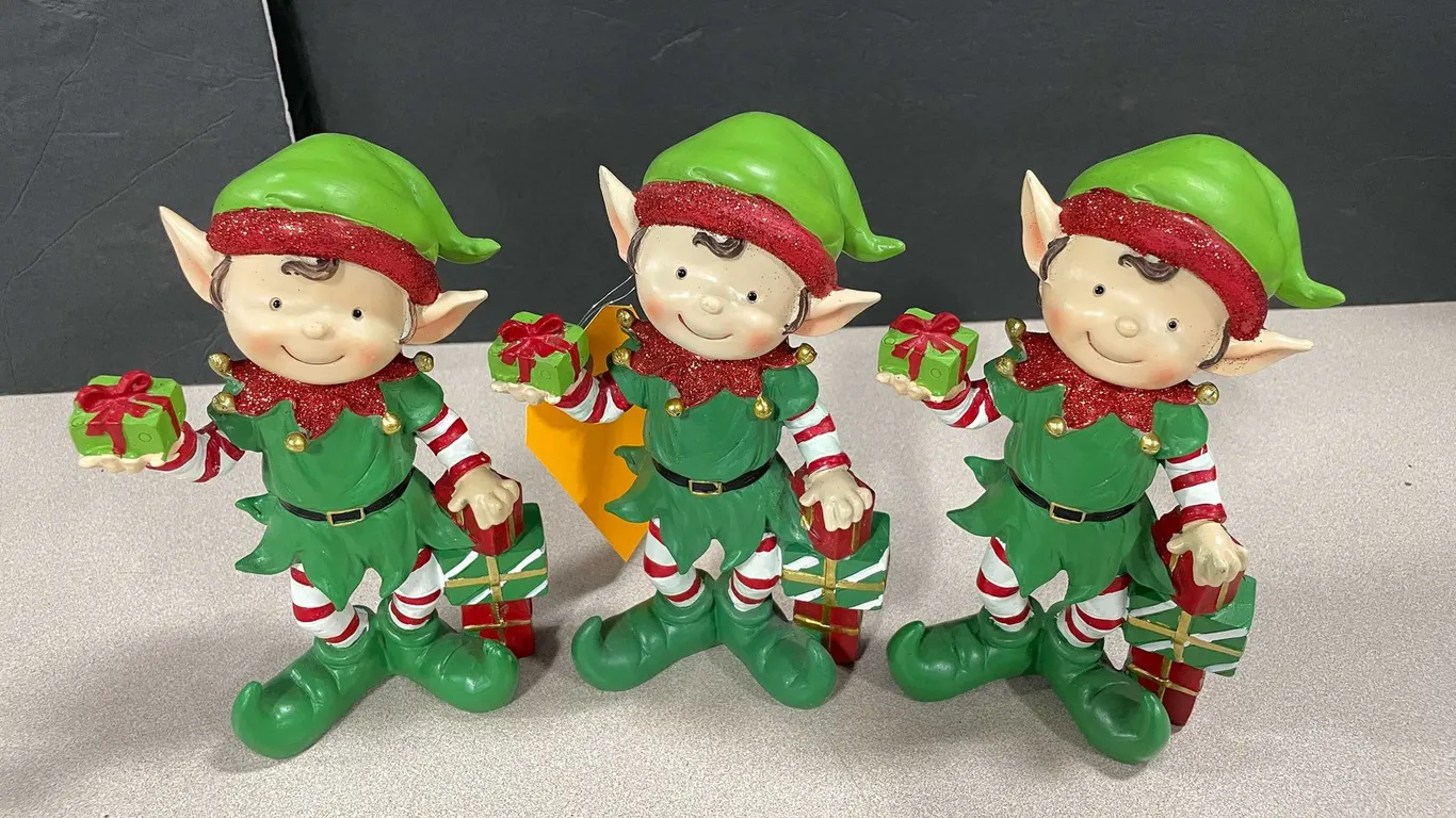 Tabletop Elves with Gifts (T3)