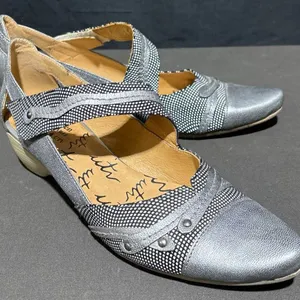 Women’s Tour En Ville Size 40 Grey Strappy Pointed Toe Low Heel Shoes