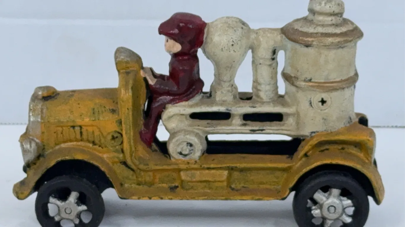 Antique Style Cast Iron Fire Engine Pumper Truck With Driver