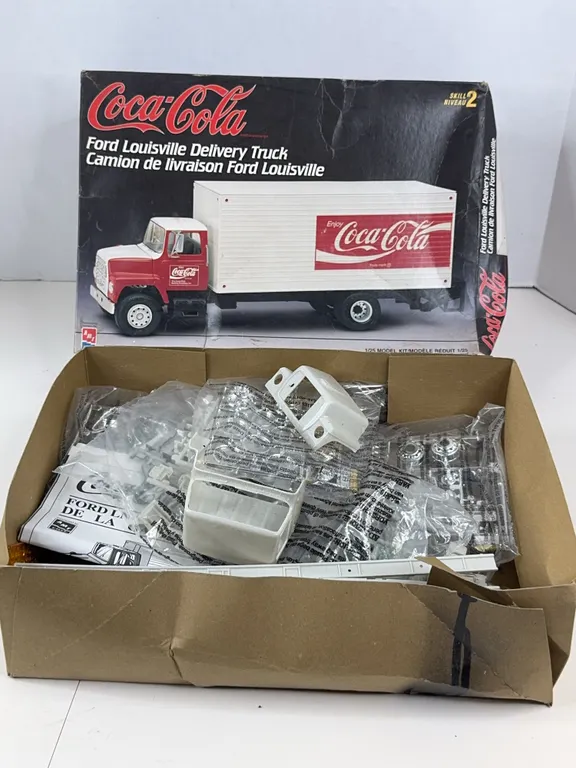 AMT ERTL Coca-Cola Ford Louisville Delivery Truck 1:25 Scale Model Kit